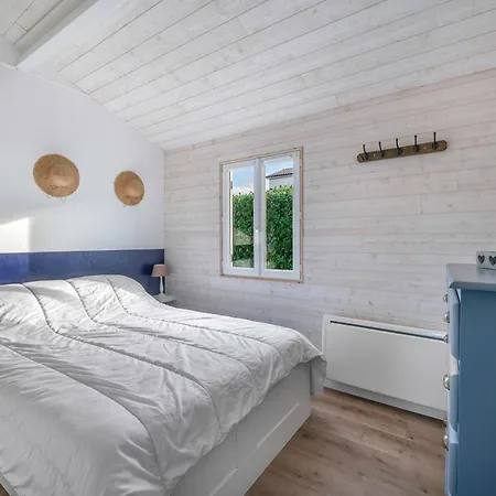 500 M De La Plage, Jardin, 4 Adultes 1 Enfant *